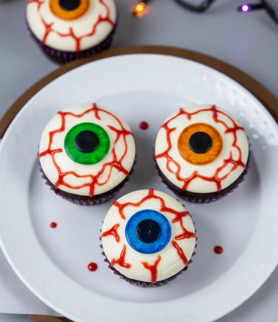 eyeball-cupcakes-1 Spooky Eyeball Cupcakes